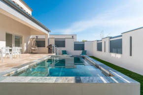 Villa avec piscine extérieur